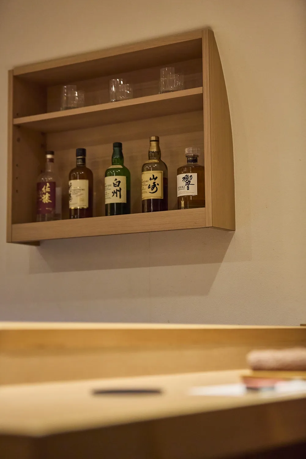 モリタ雲丹五郎 大阪本店のカウンターと酒棚