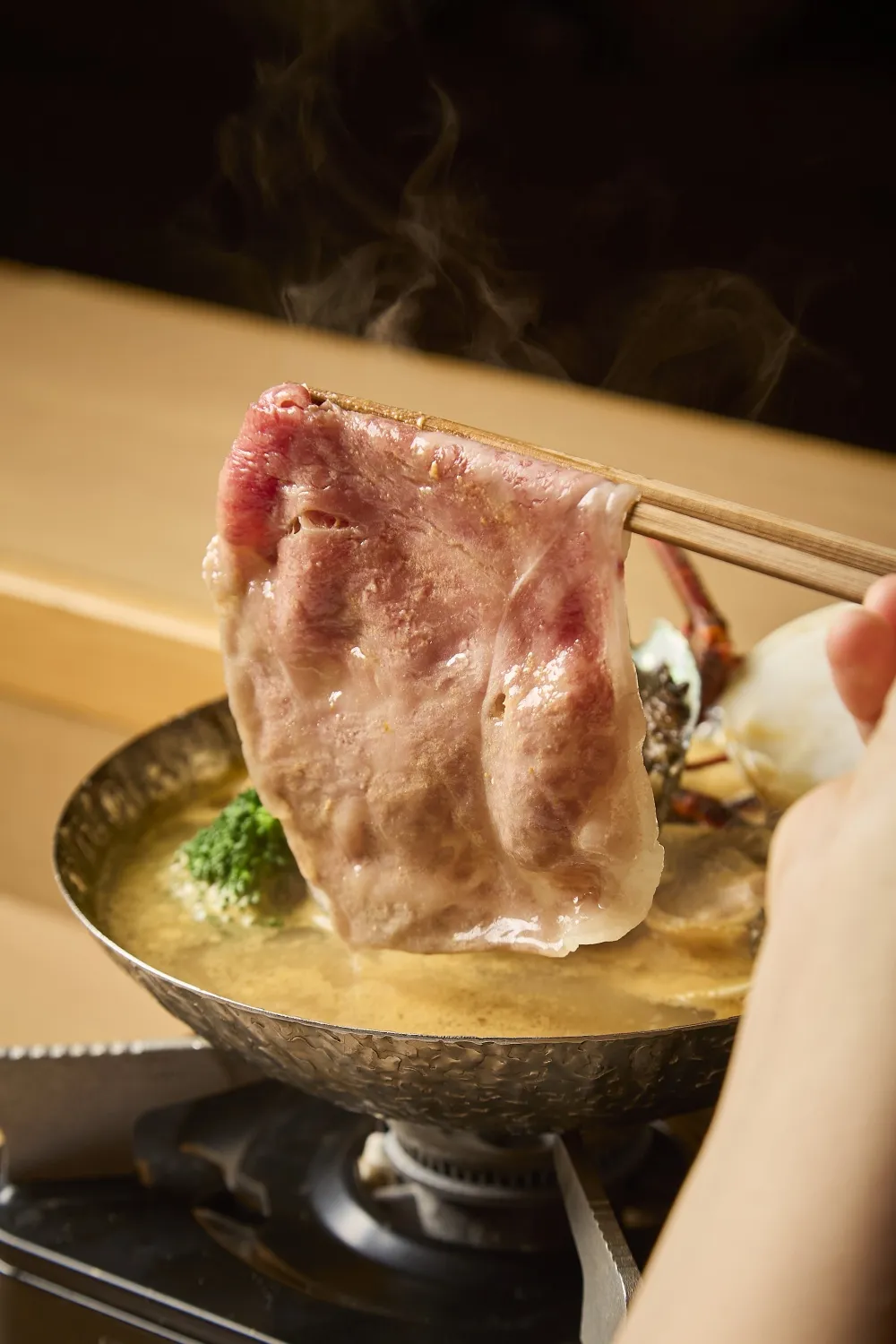 贅沢・雲丹鍋の出汁に黒毛和牛をくぐらせる様子