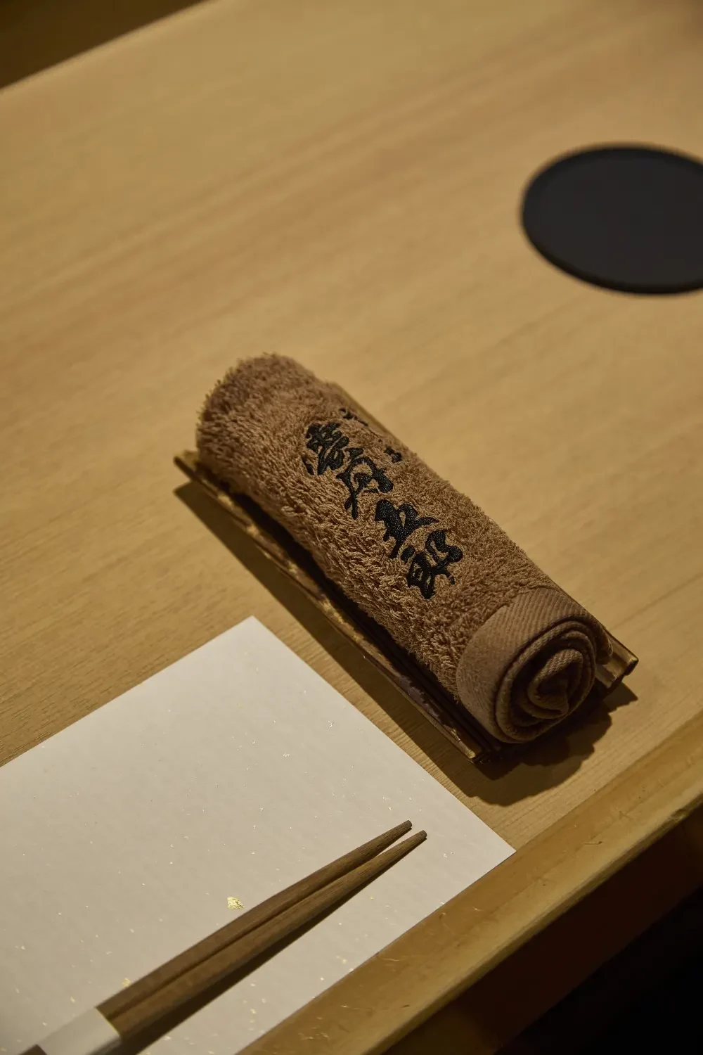 雲丹料理専門店の店名を刺繍したおしぼり。大阪本店で撮影